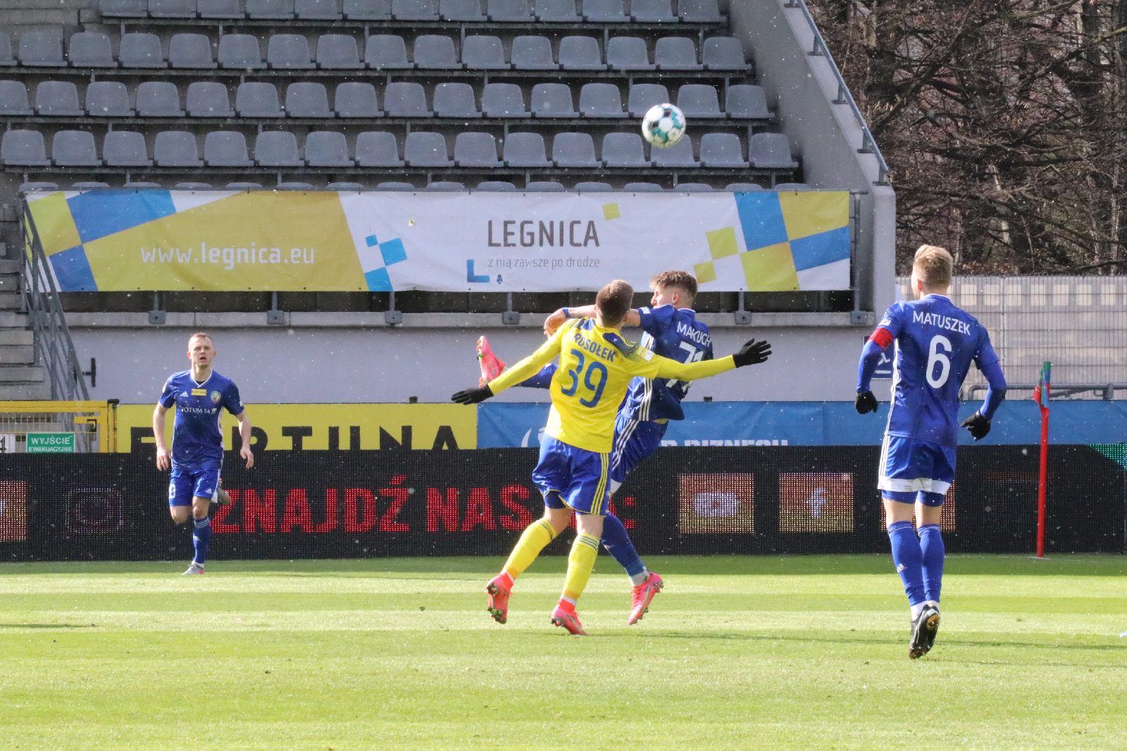 Arka Gdynia bardziej skuteczna i wywozi z Legnicy trzy punkty