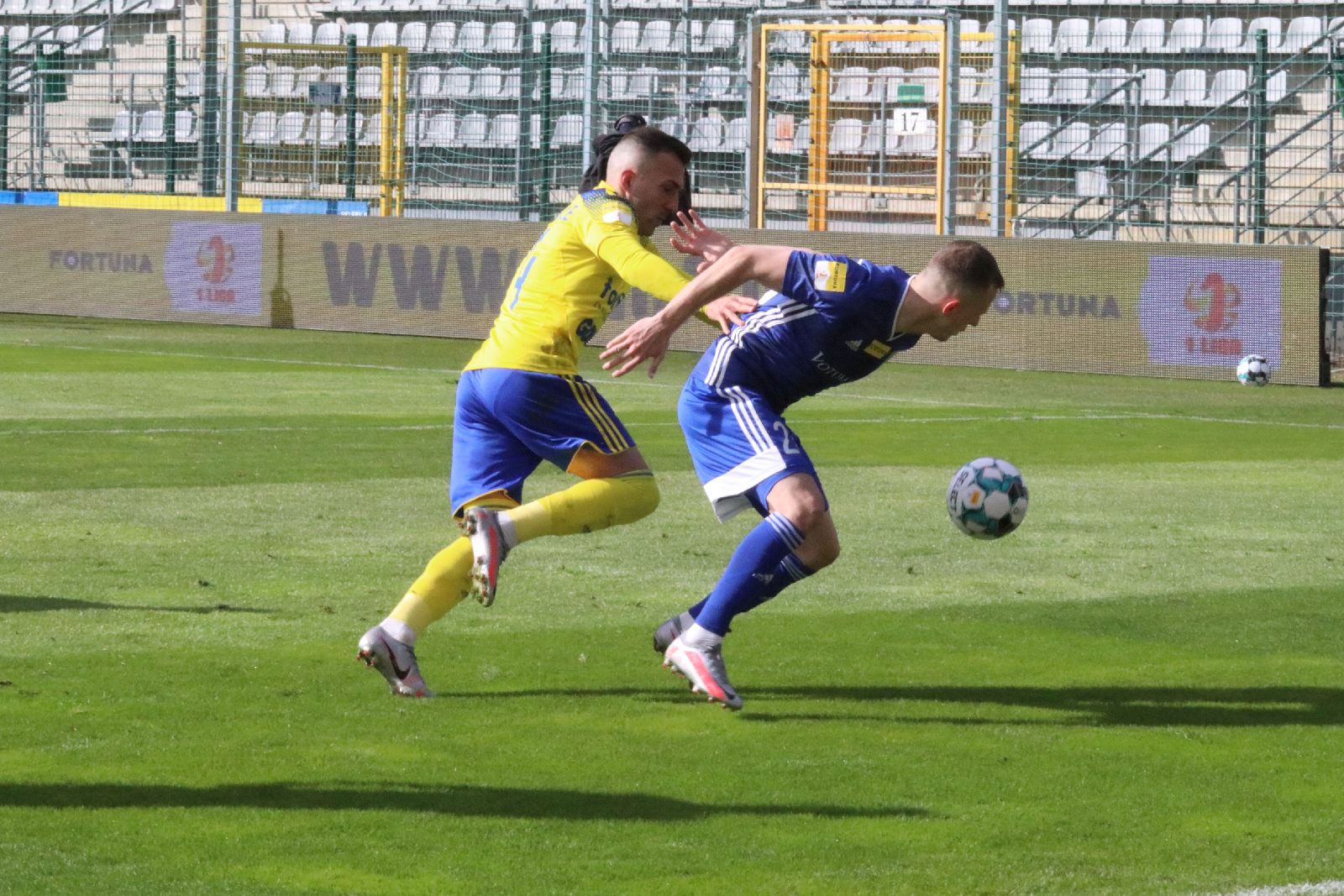 Arka Gdynia bardziej skuteczna i wywozi z Legnicy trzy punkty