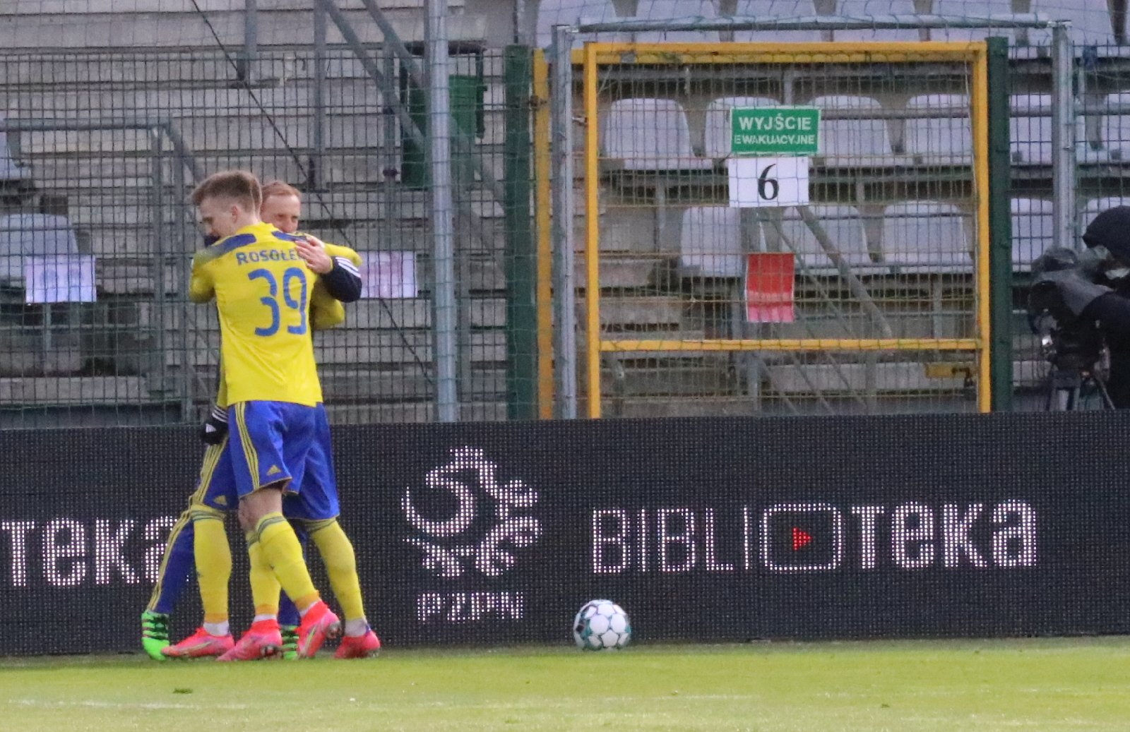 Arka Gdynia bardziej skuteczna i wywozi z Legnicy trzy punkty