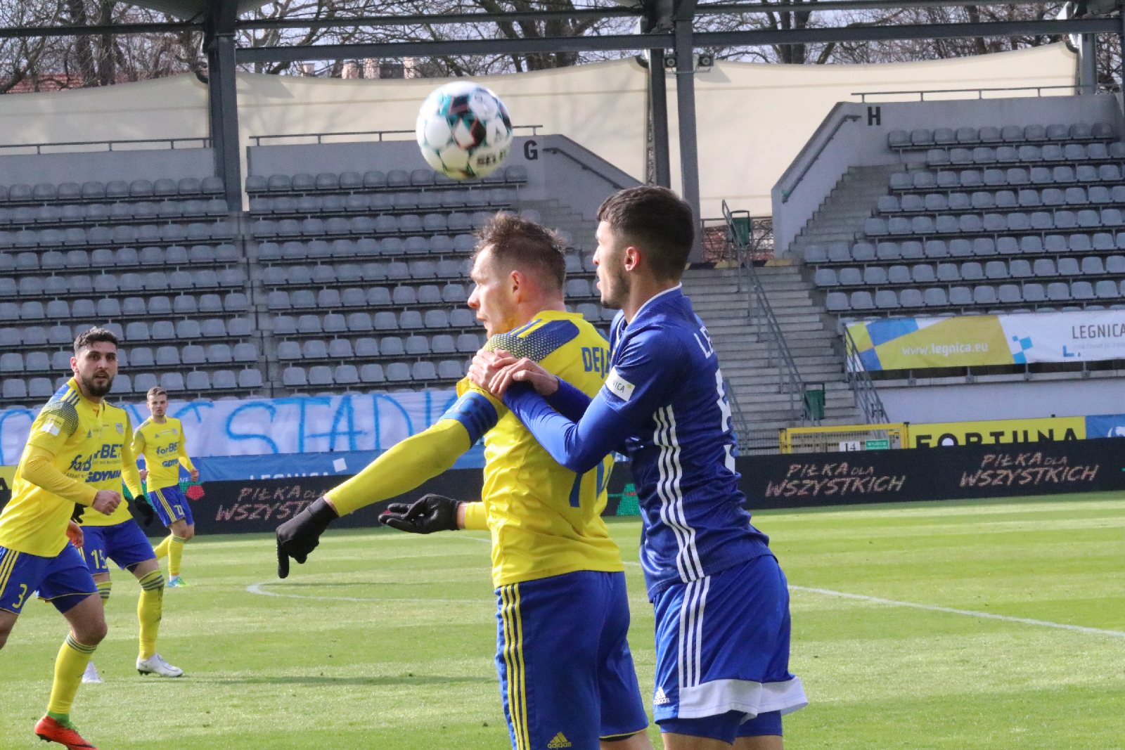 Arka Gdynia bardziej skuteczna i wywozi z Legnicy trzy punkty