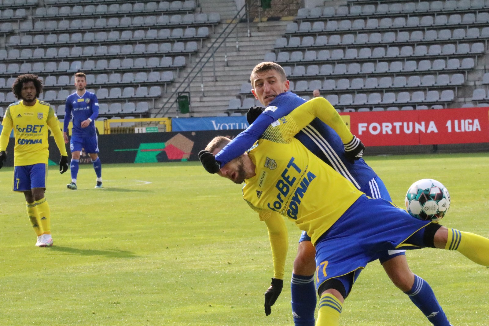 Arka Gdynia bardziej skuteczna i wywozi z Legnicy trzy punkty