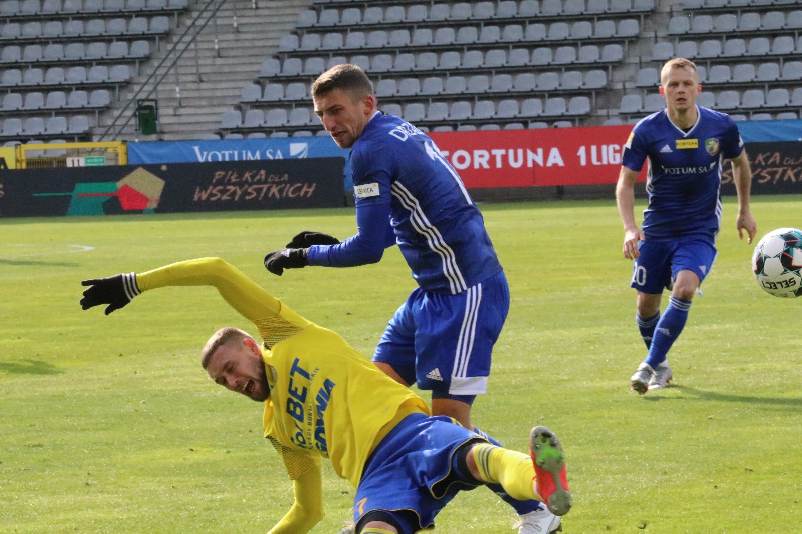 Arka Gdynia bardziej skuteczna i wywozi z Legnicy trzy punkty