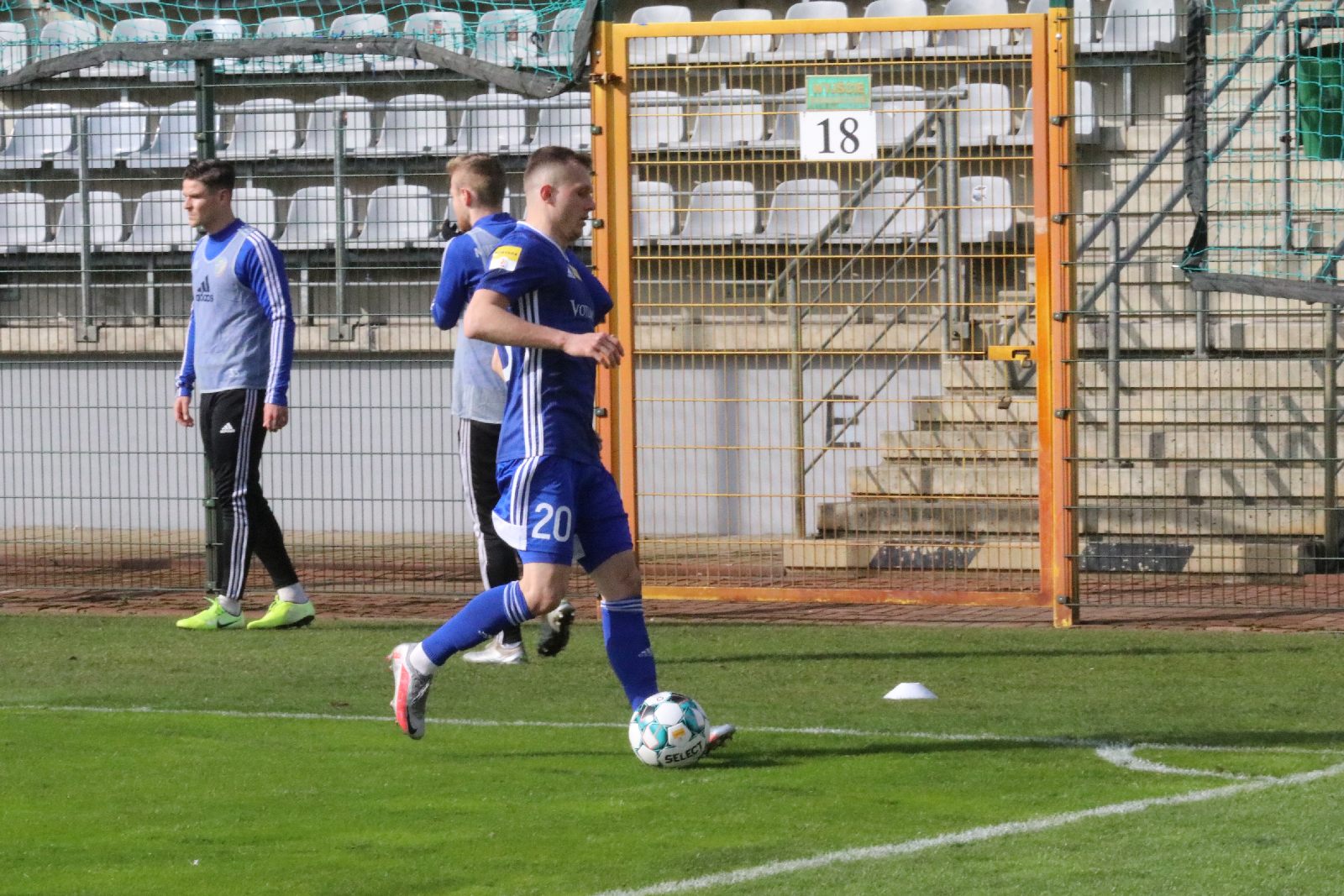 Arka Gdynia bardziej skuteczna i wywozi z Legnicy trzy punkty