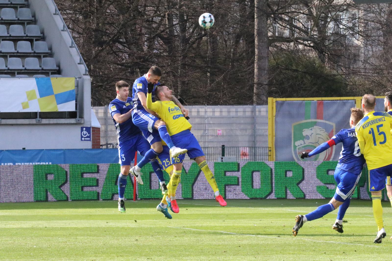 Arka Gdynia bardziej skuteczna i wywozi z Legnicy trzy punkty