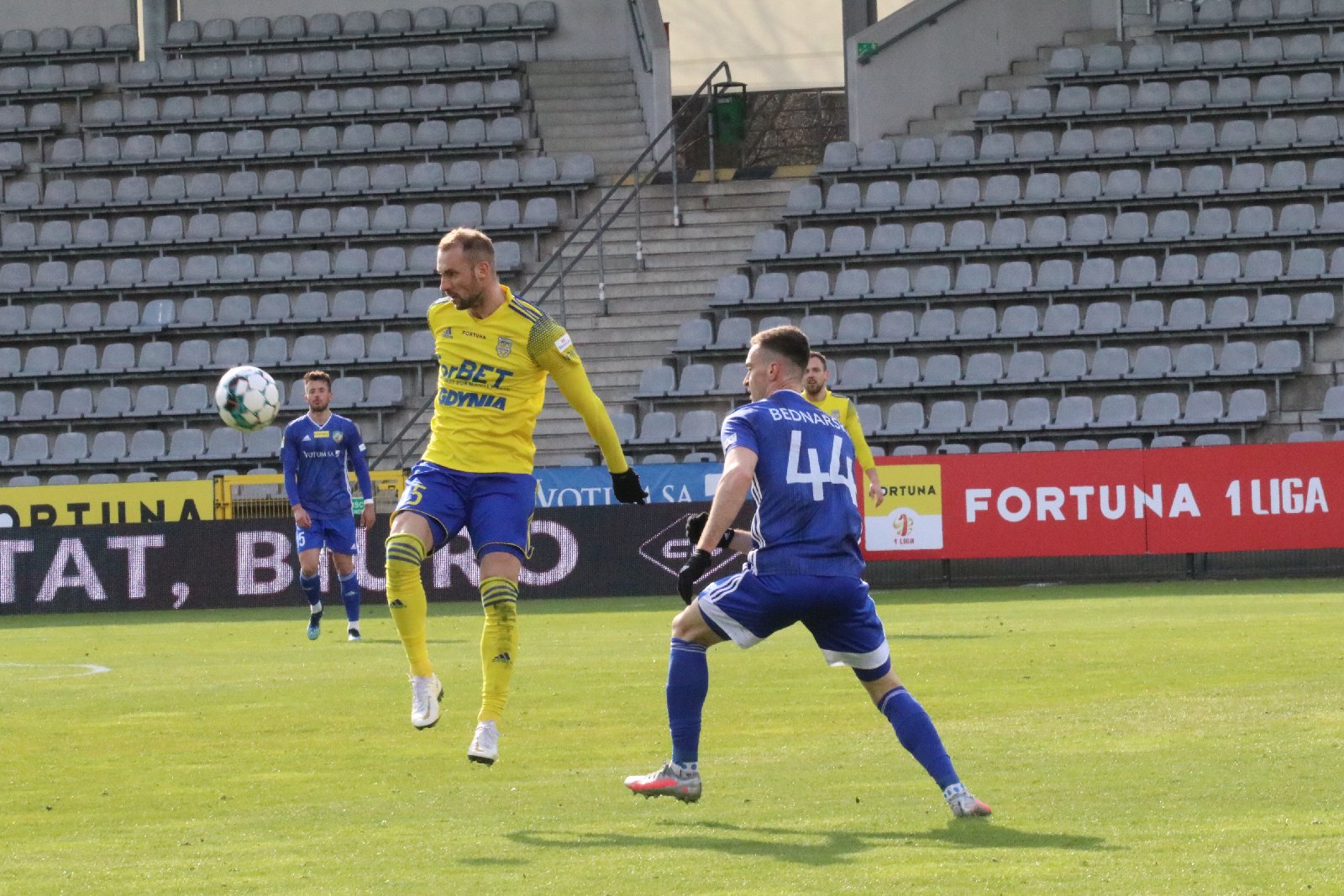 Arka Gdynia bardziej skuteczna i wywozi z Legnicy trzy punkty