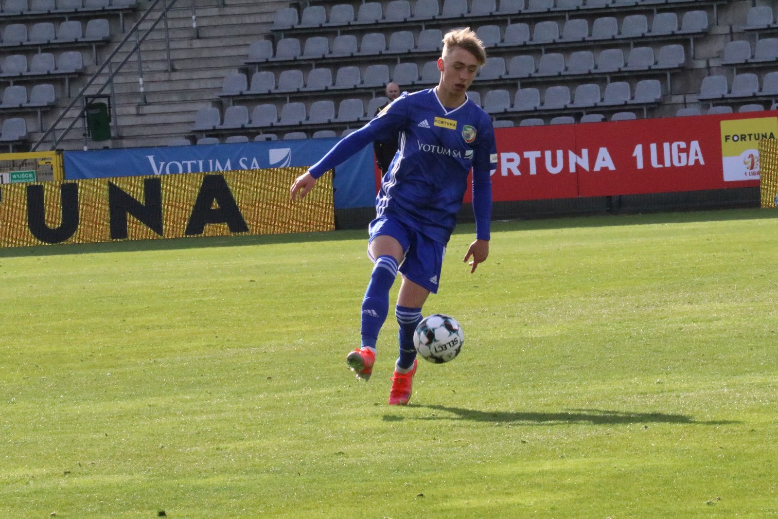 Arka Gdynia bardziej skuteczna i wywozi z Legnicy trzy punkty