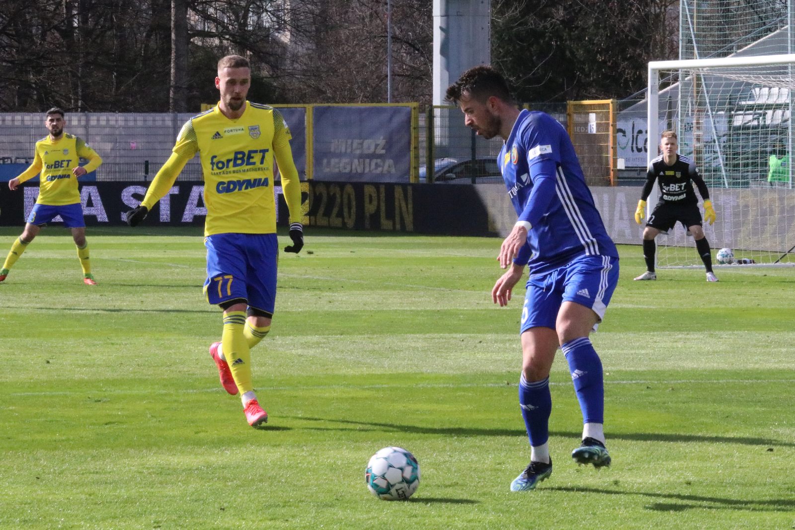 Arka Gdynia bardziej skuteczna i wywozi z Legnicy trzy punkty