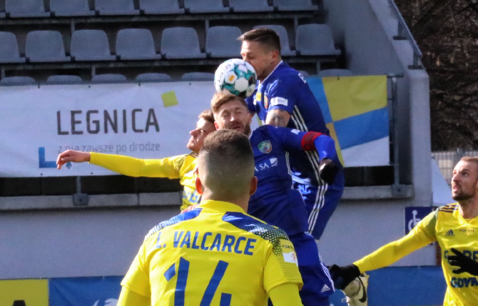 Arka Gdynia bardziej skuteczna i wywozi z Legnicy trzy punkty