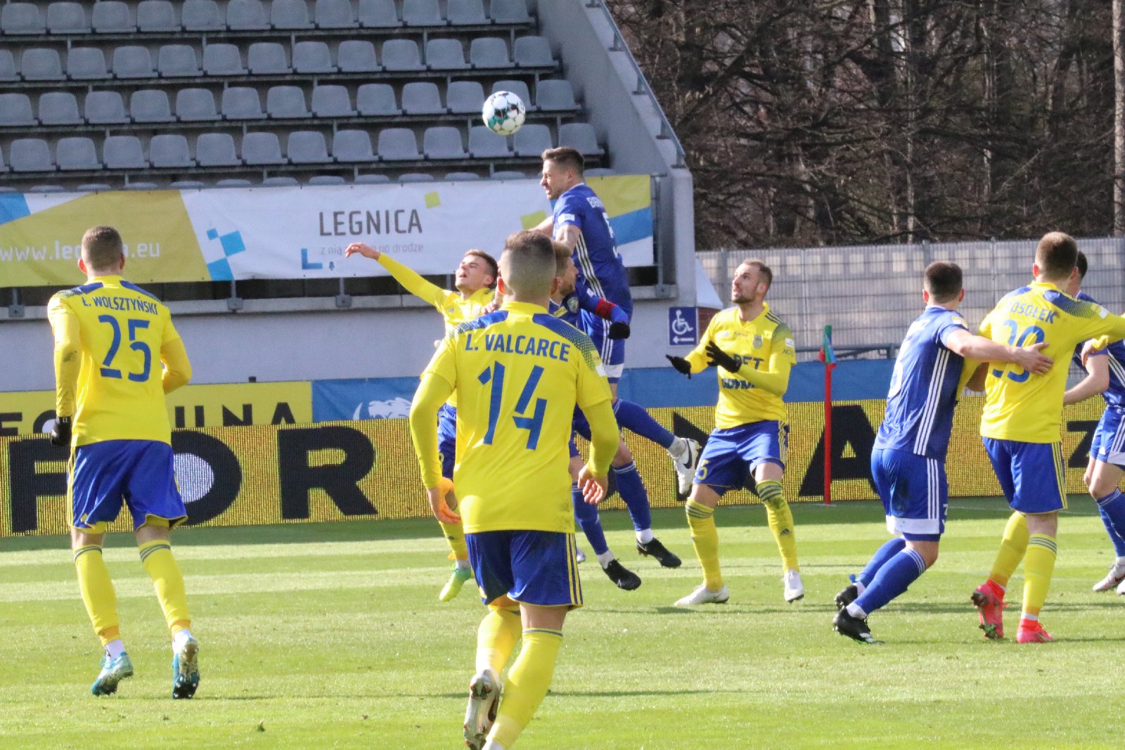 Arka Gdynia bardziej skuteczna i wywozi z Legnicy trzy punkty