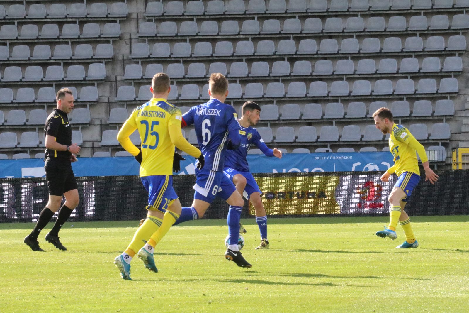 Arka Gdynia bardziej skuteczna i wywozi z Legnicy trzy punkty