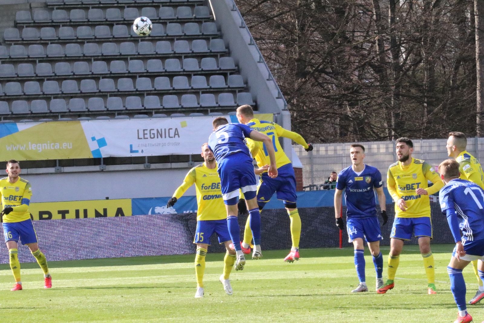 Arka Gdynia bardziej skuteczna i wywozi z Legnicy trzy punkty