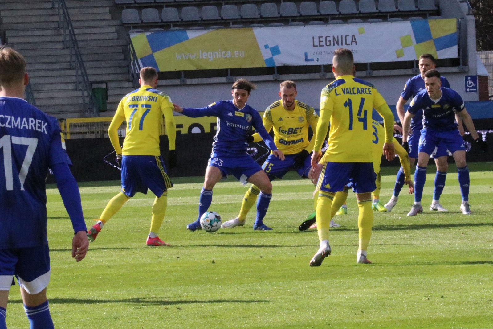 Arka Gdynia bardziej skuteczna i wywozi z Legnicy trzy punkty