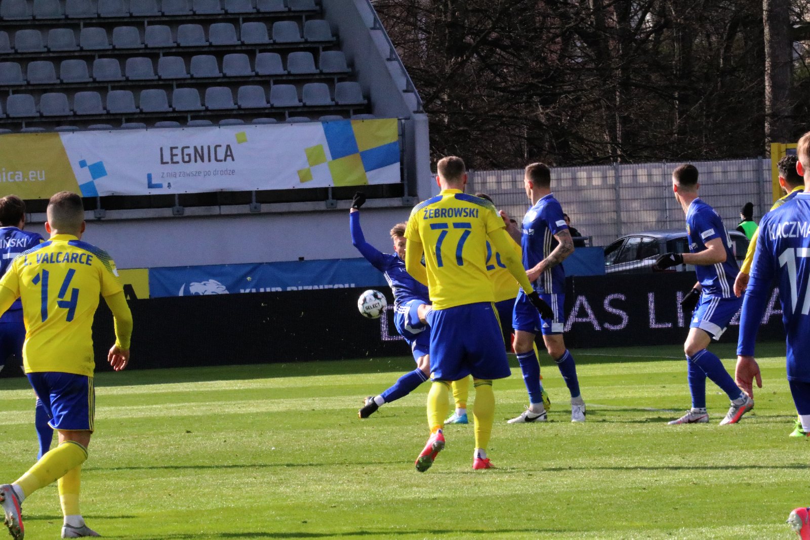 Arka Gdynia bardziej skuteczna i wywozi z Legnicy trzy punkty