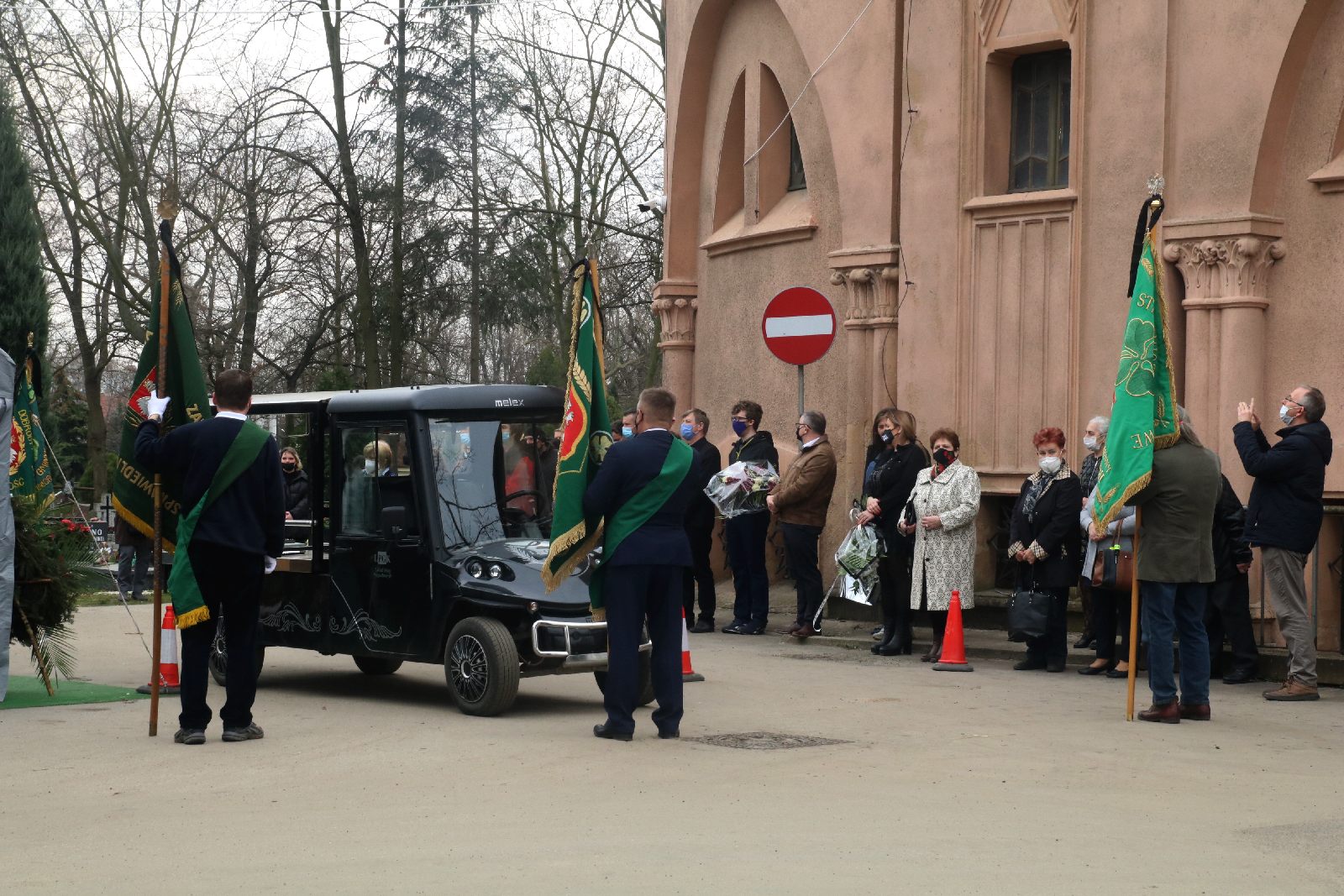 Pogrzeb Ryszarda Maciaka nauczyciela fizyki w Legnicy