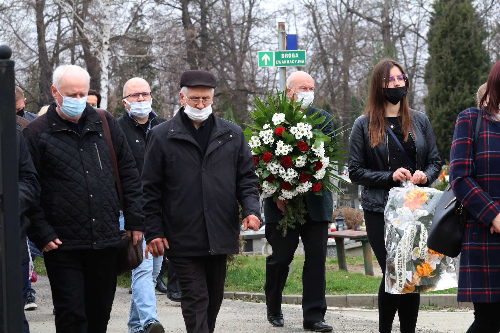 Pogrzeb Ryszarda Maciaka nauczyciela fizyki w Legnicy