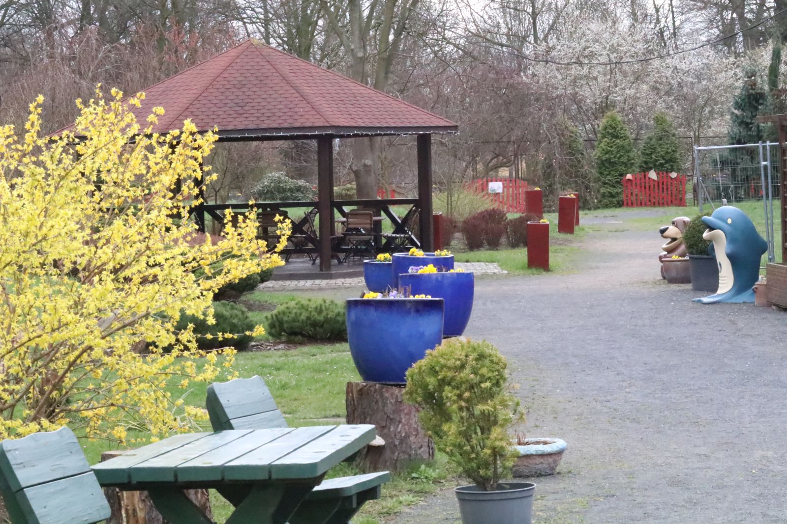 Z wizytą w mini zoo i na budowie palmiarni