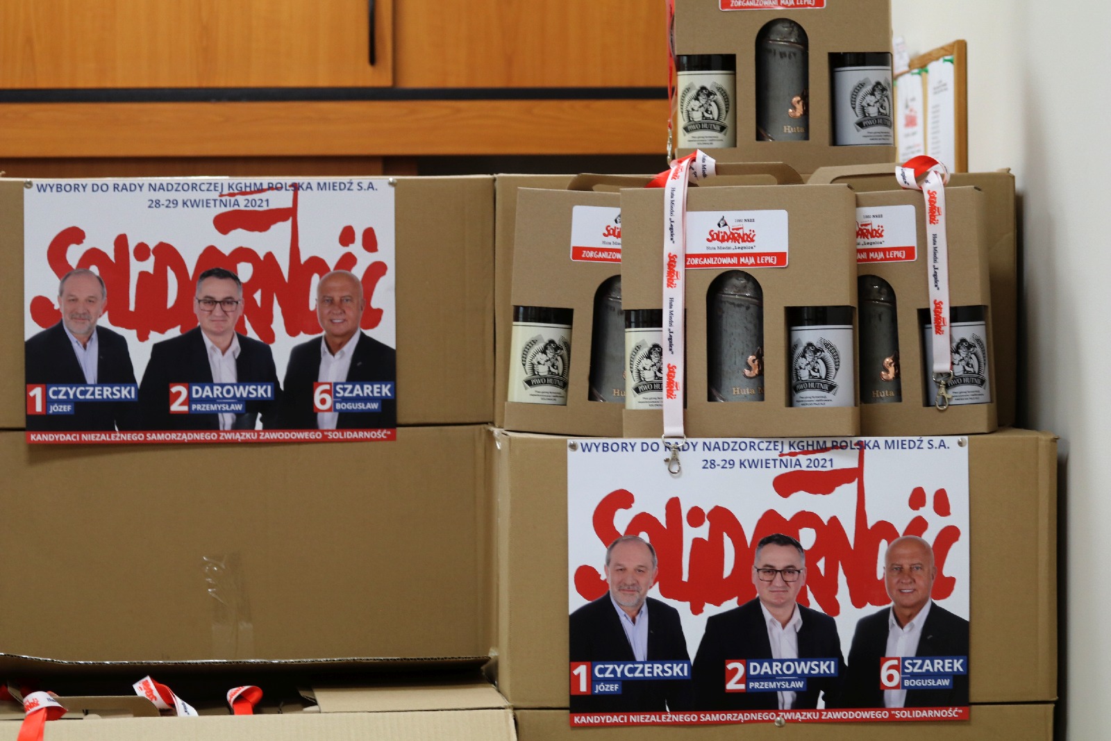 Okolicznościowe kufle i piwo dla hutników z Solidarności