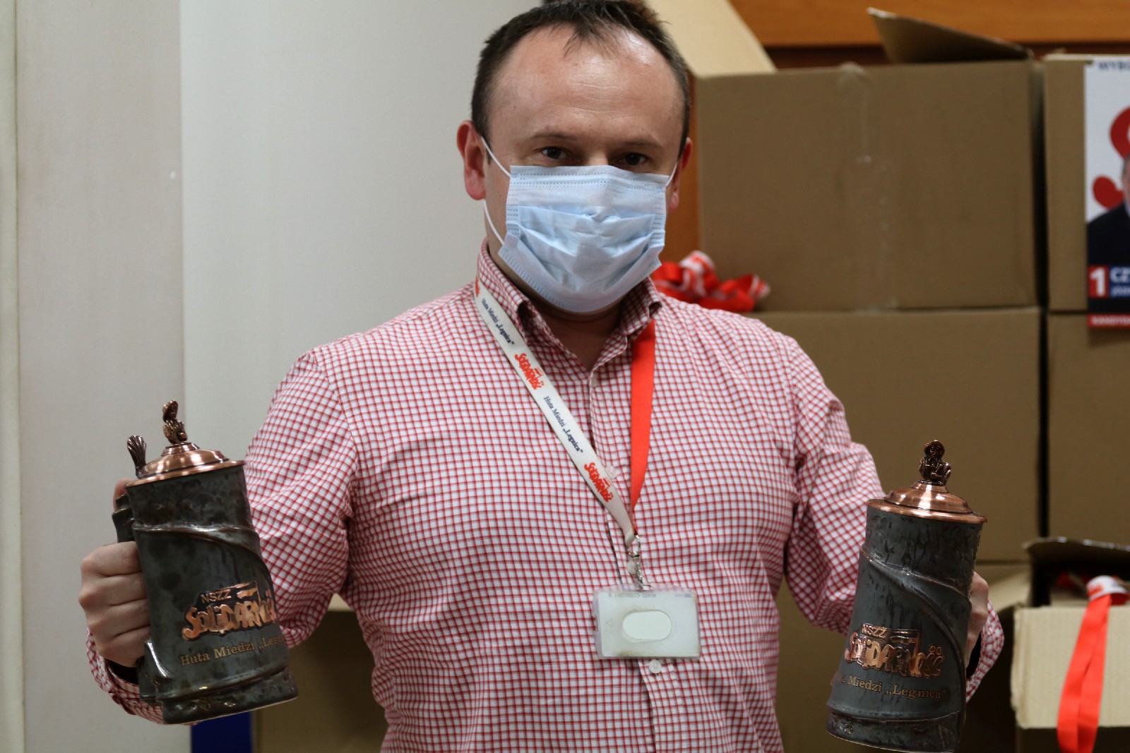 Okolicznościowe kufle i piwo dla hutników z Solidarności