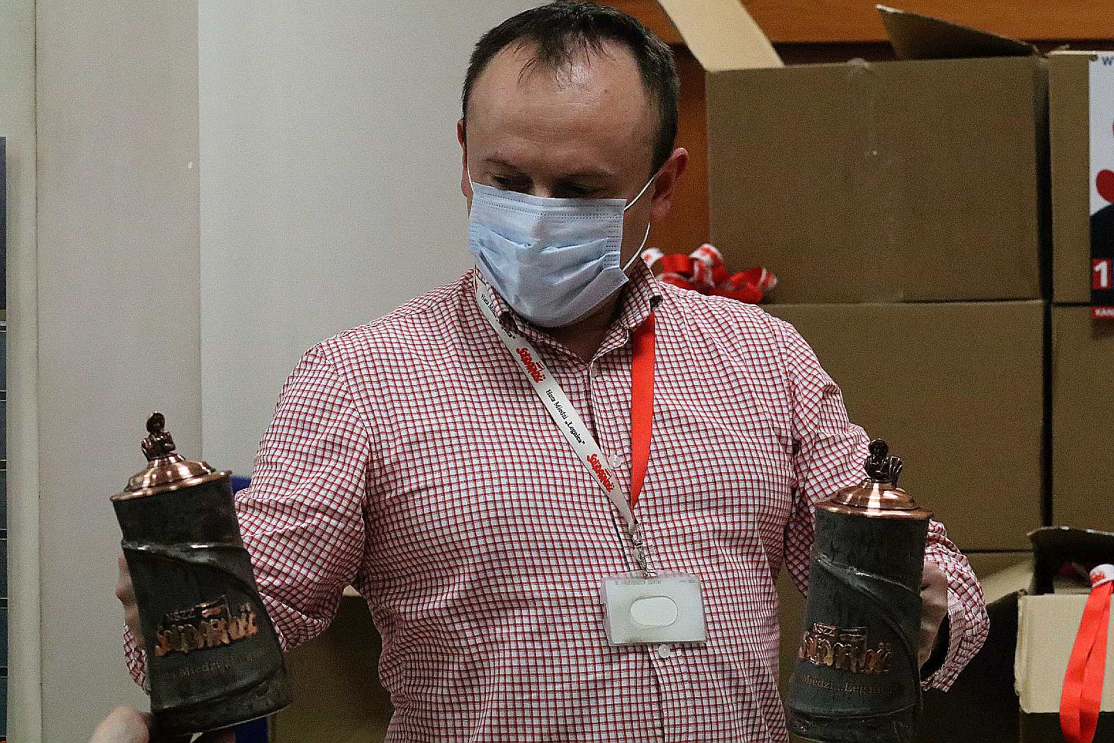 Okolicznościowe kufle i piwo dla hutników z Solidarności