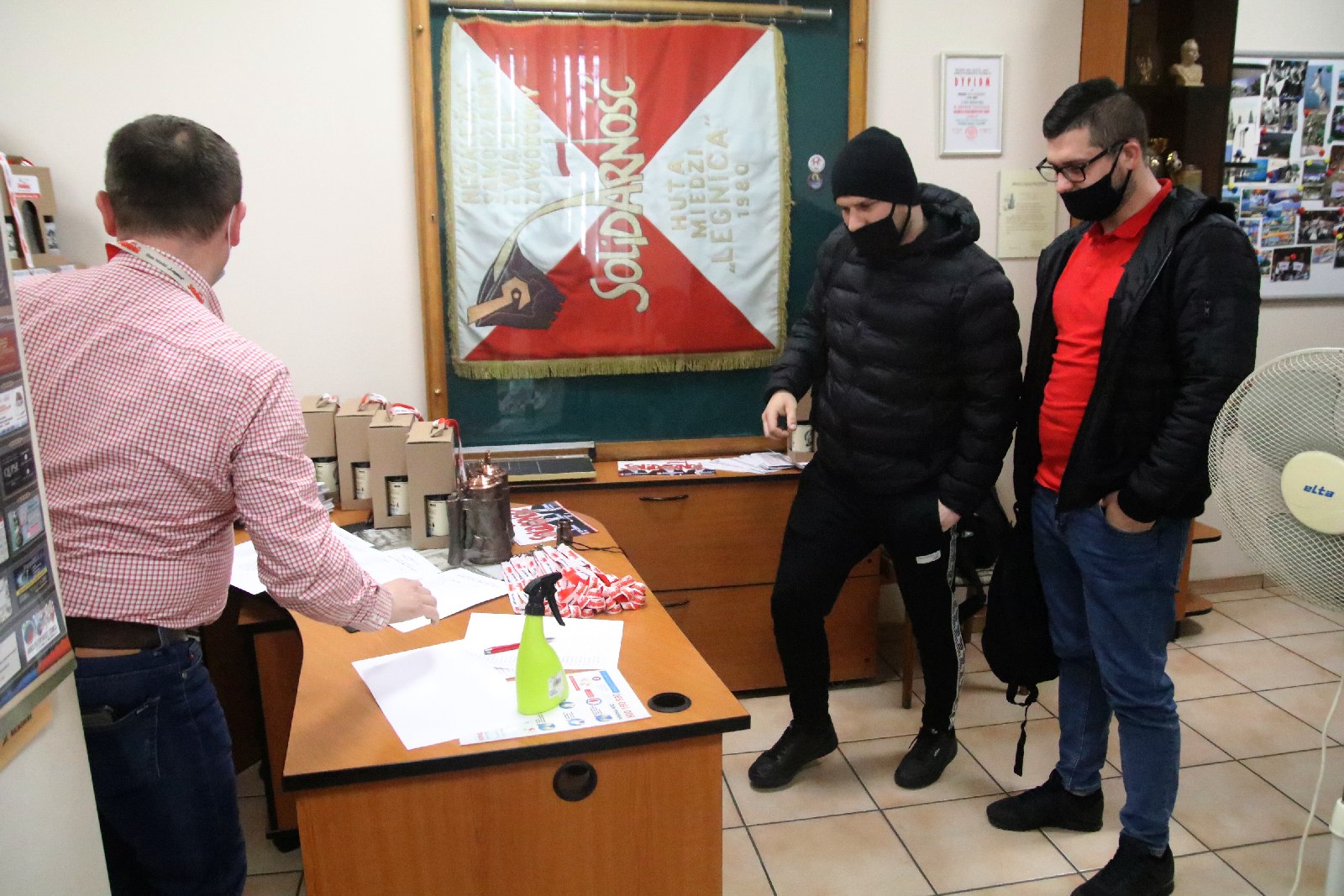 Okolicznościowe kufle i piwo dla hutników z Solidarności