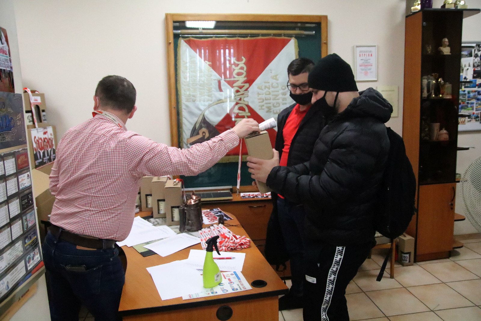 Okolicznościowe kufle i piwo dla hutników z Solidarności