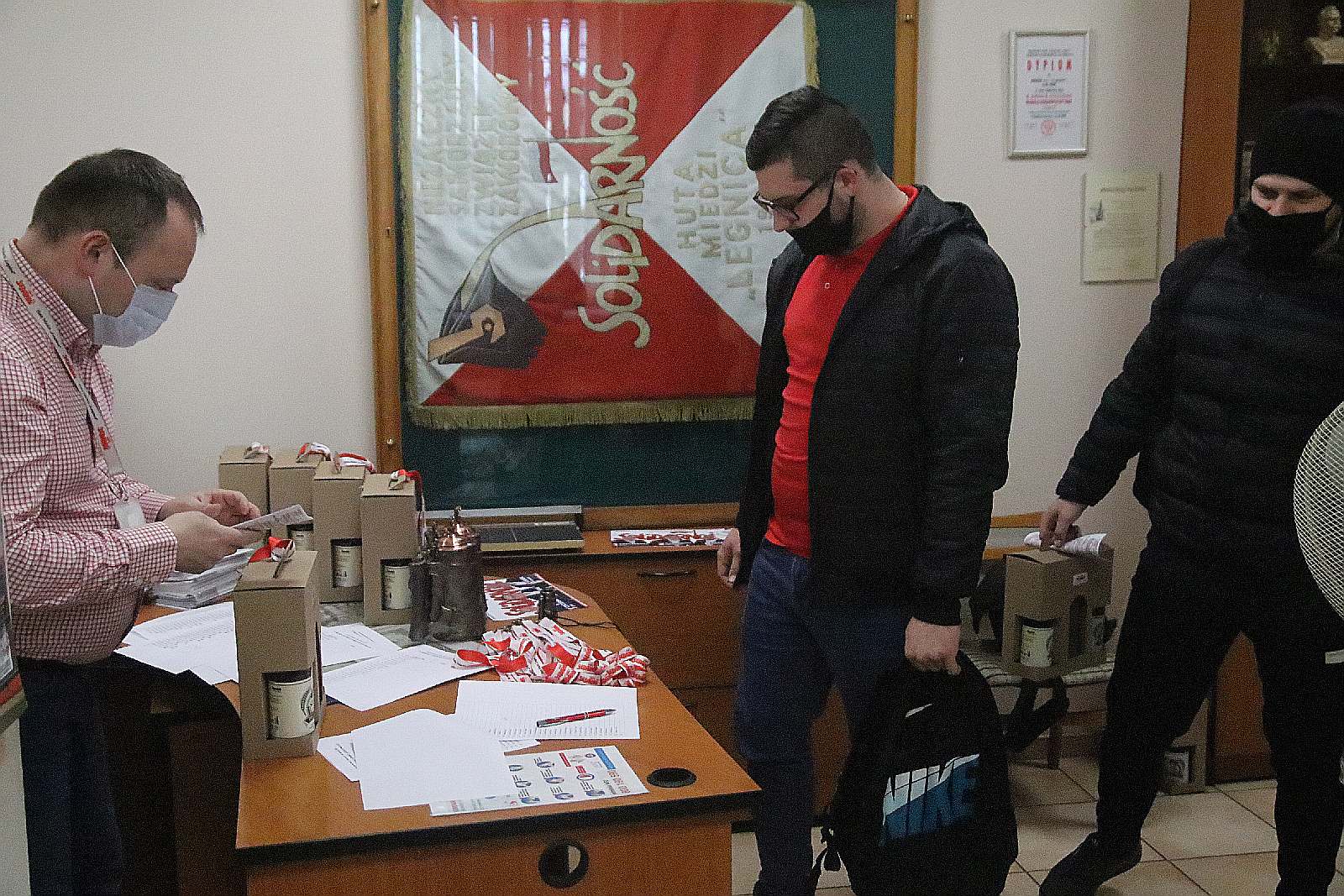 Okolicznościowe kufle i piwo dla hutników z Solidarności
