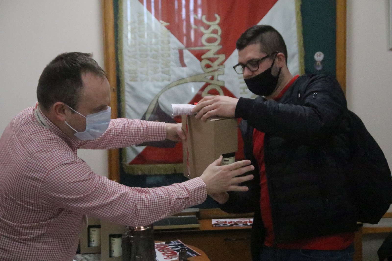 Okolicznościowe kufle i piwo dla hutników z Solidarności