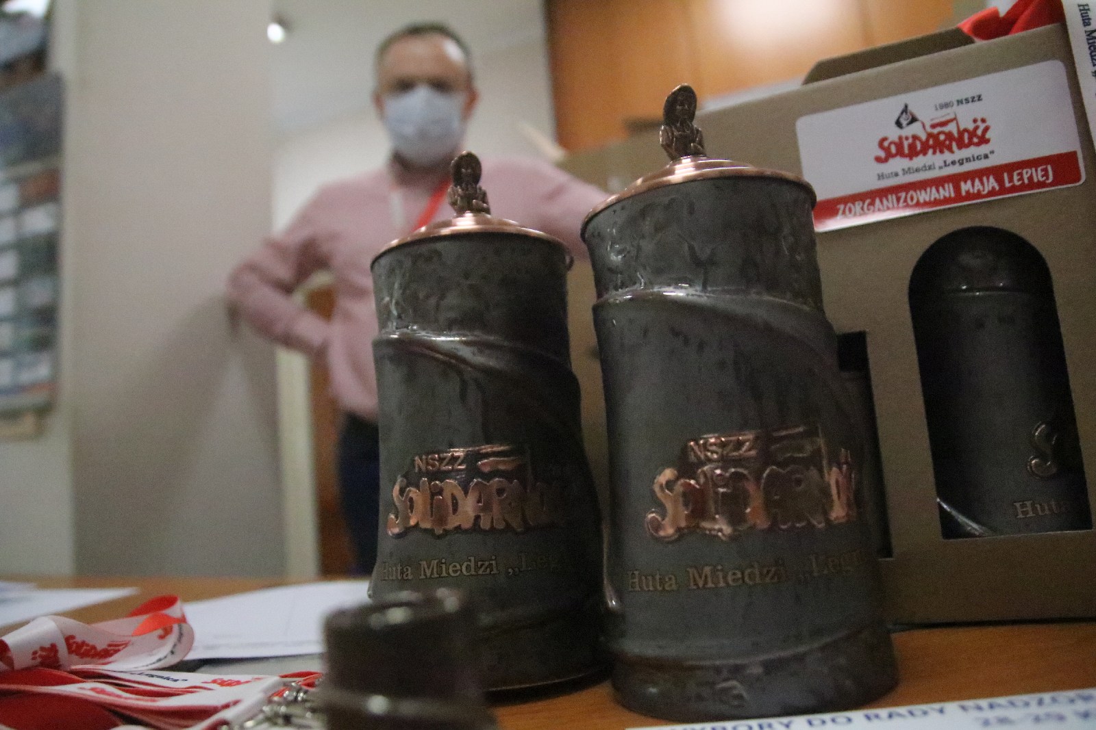 Okolicznościowe kufle i piwo dla hutników z Solidarności