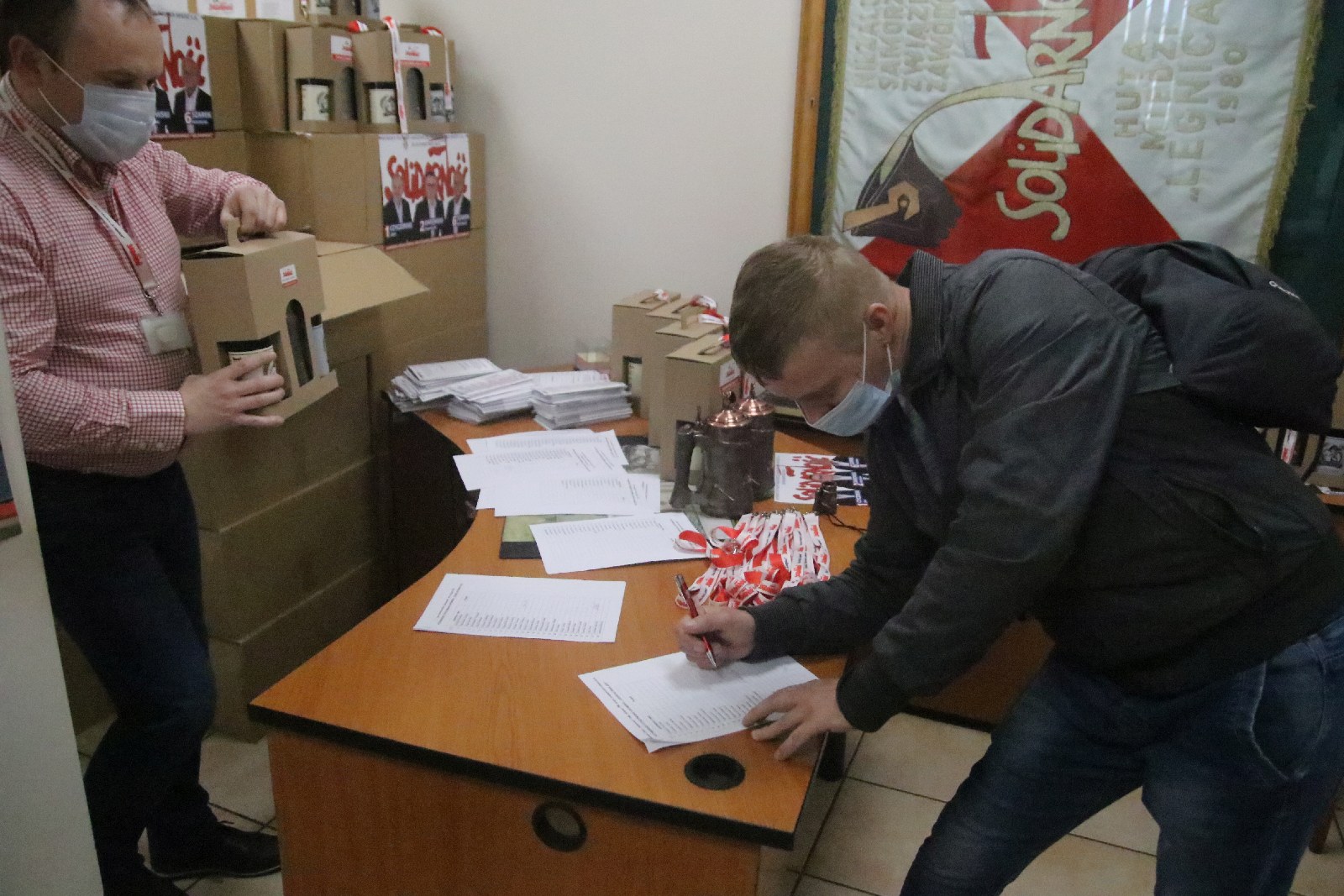 Okolicznościowe kufle i piwo dla hutników z Solidarności
