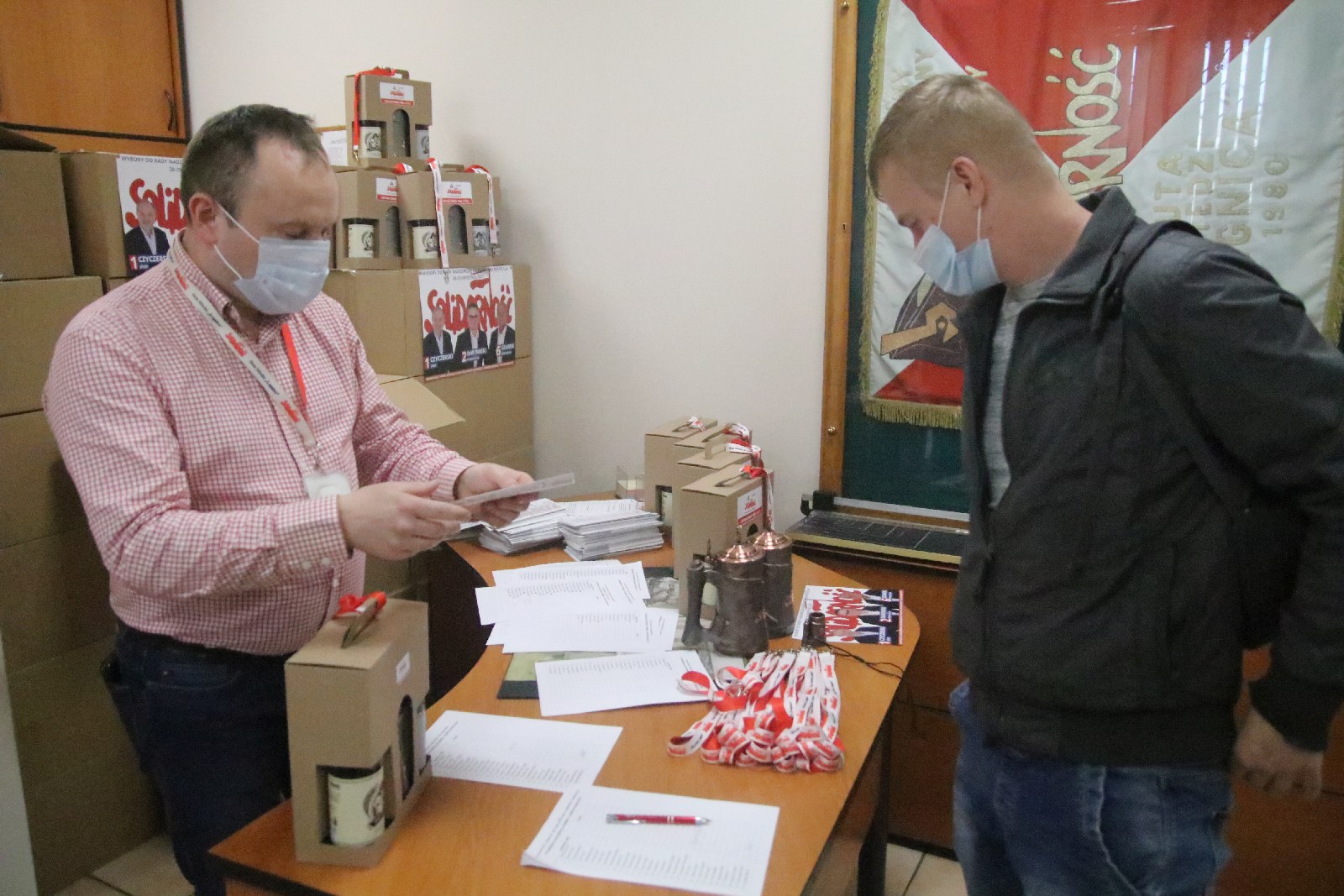 Okolicznościowe kufle i piwo dla hutników z Solidarności