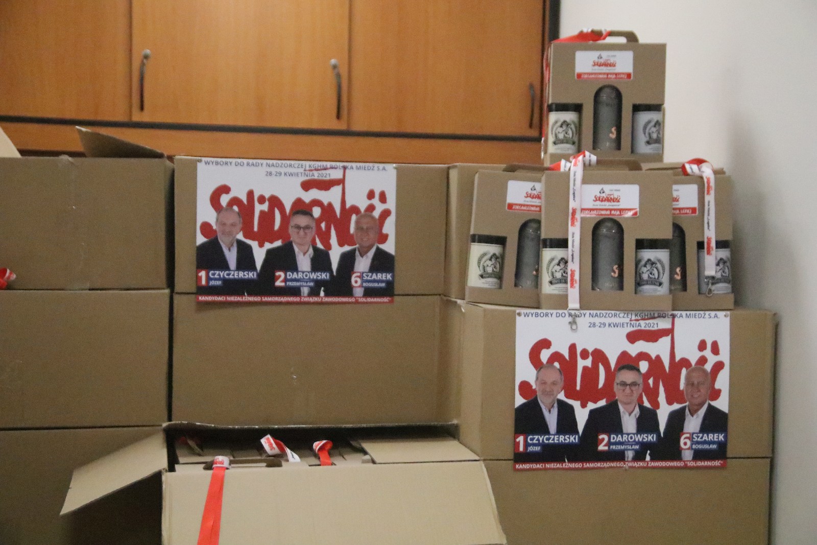 Okolicznościowe kufle i piwo dla hutników z Solidarności