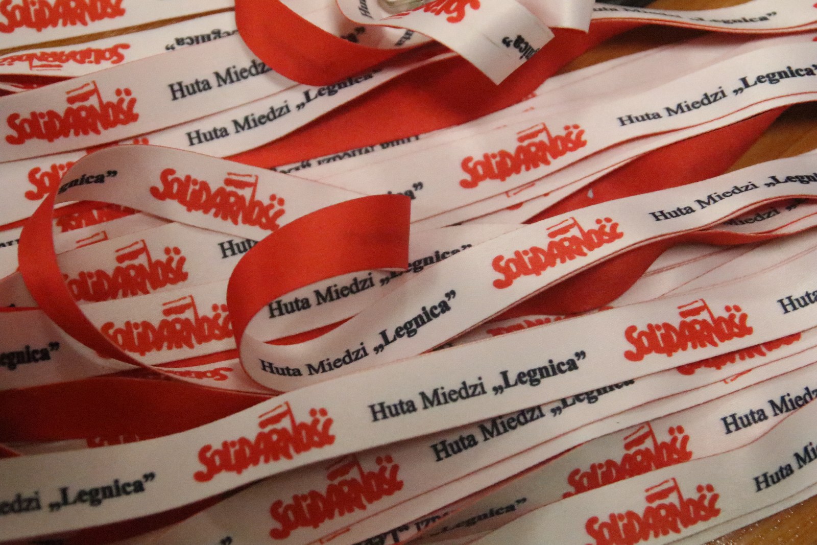 Okolicznościowe kufle i piwo dla hutników z Solidarności