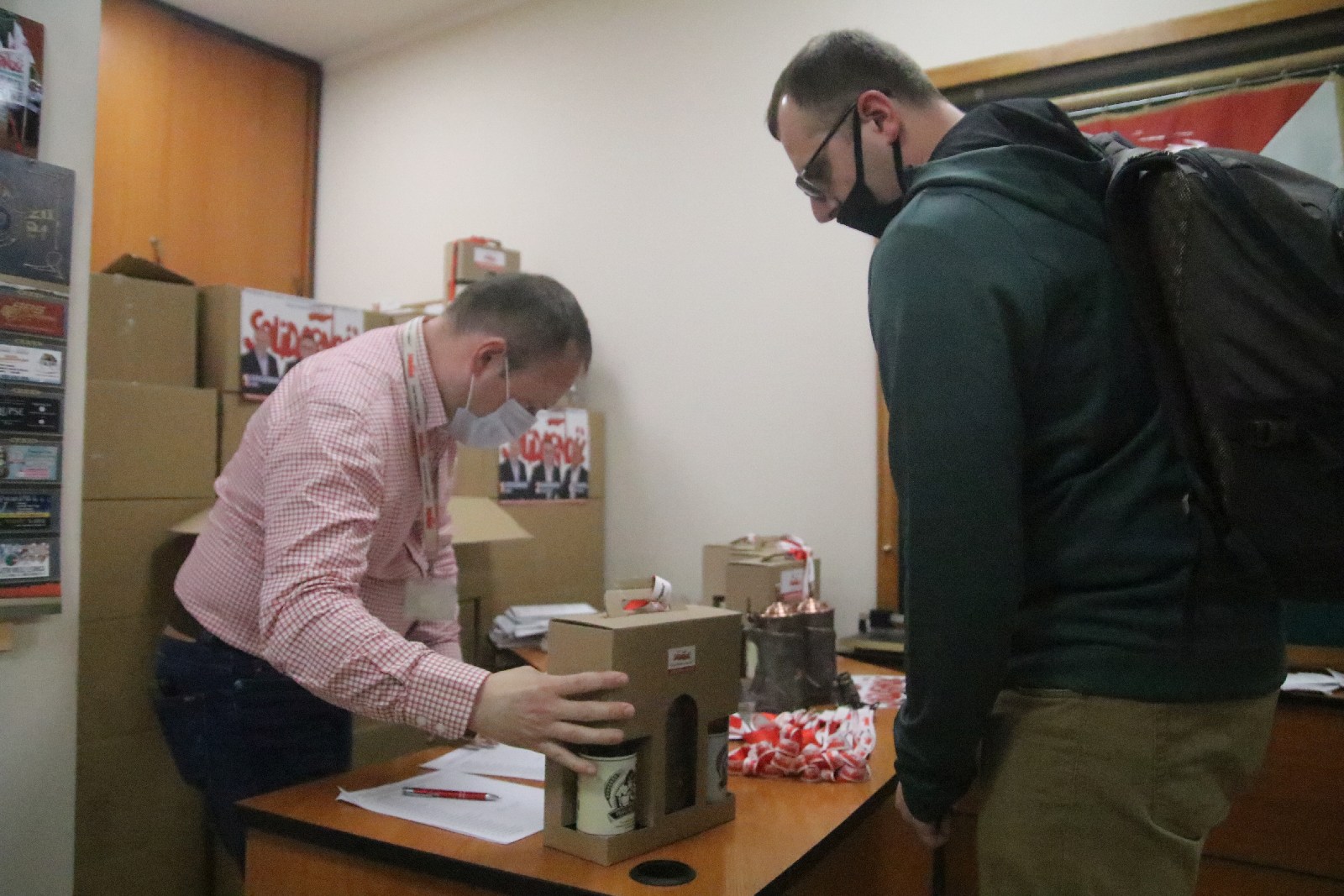 Okolicznościowe kufle i piwo dla hutników z Solidarności
