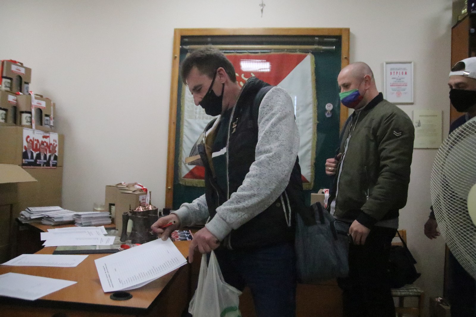 Okolicznościowe kufle i piwo dla hutników z Solidarności
