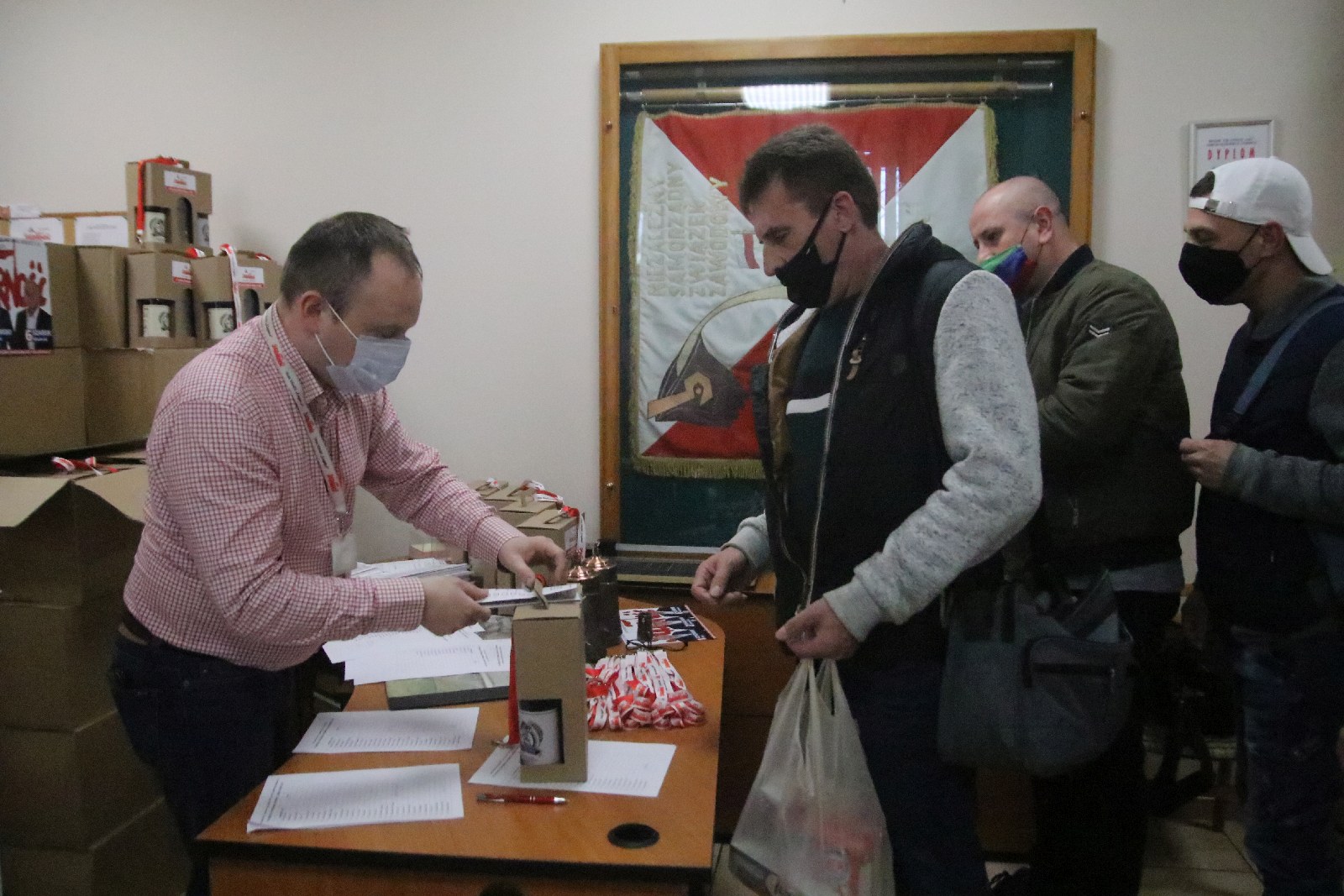 Okolicznościowe kufle i piwo dla hutników z Solidarności