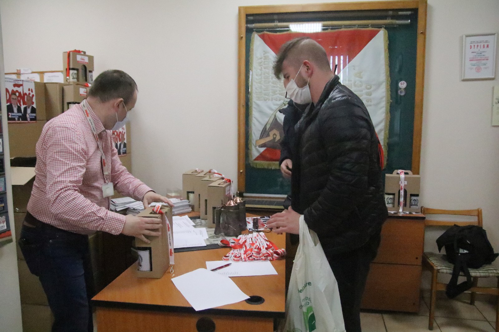 Okolicznościowe kufle i piwo dla hutników z Solidarności