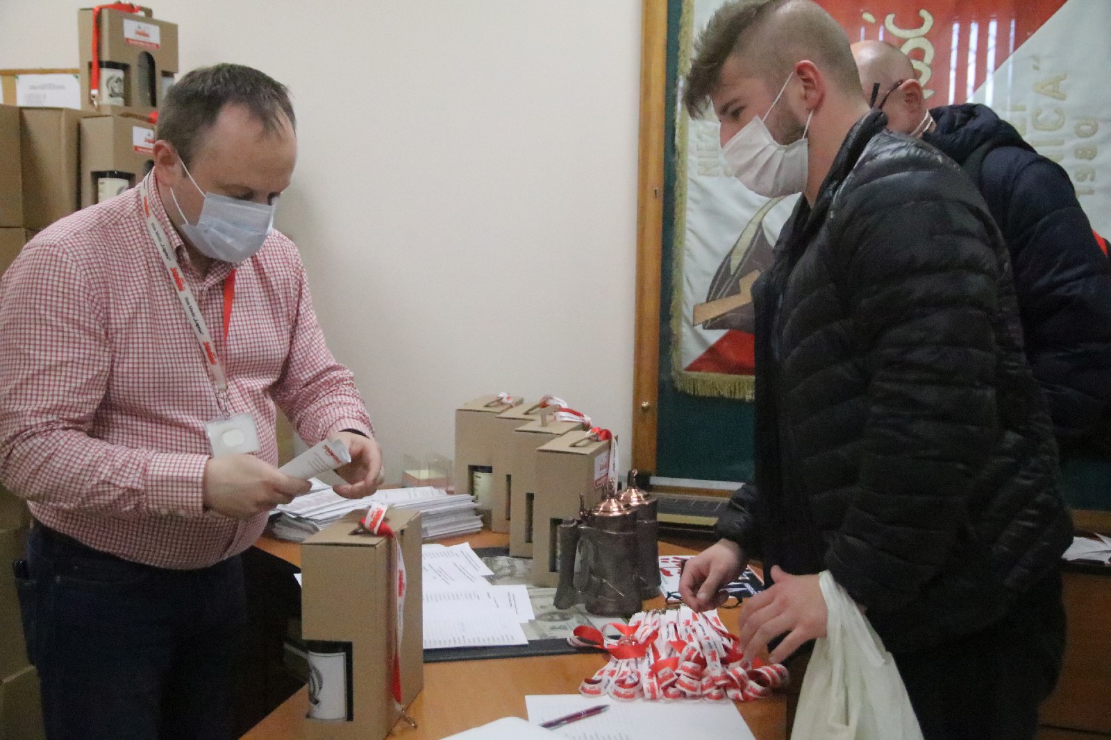 Okolicznościowe kufle i piwo dla hutników z Solidarności