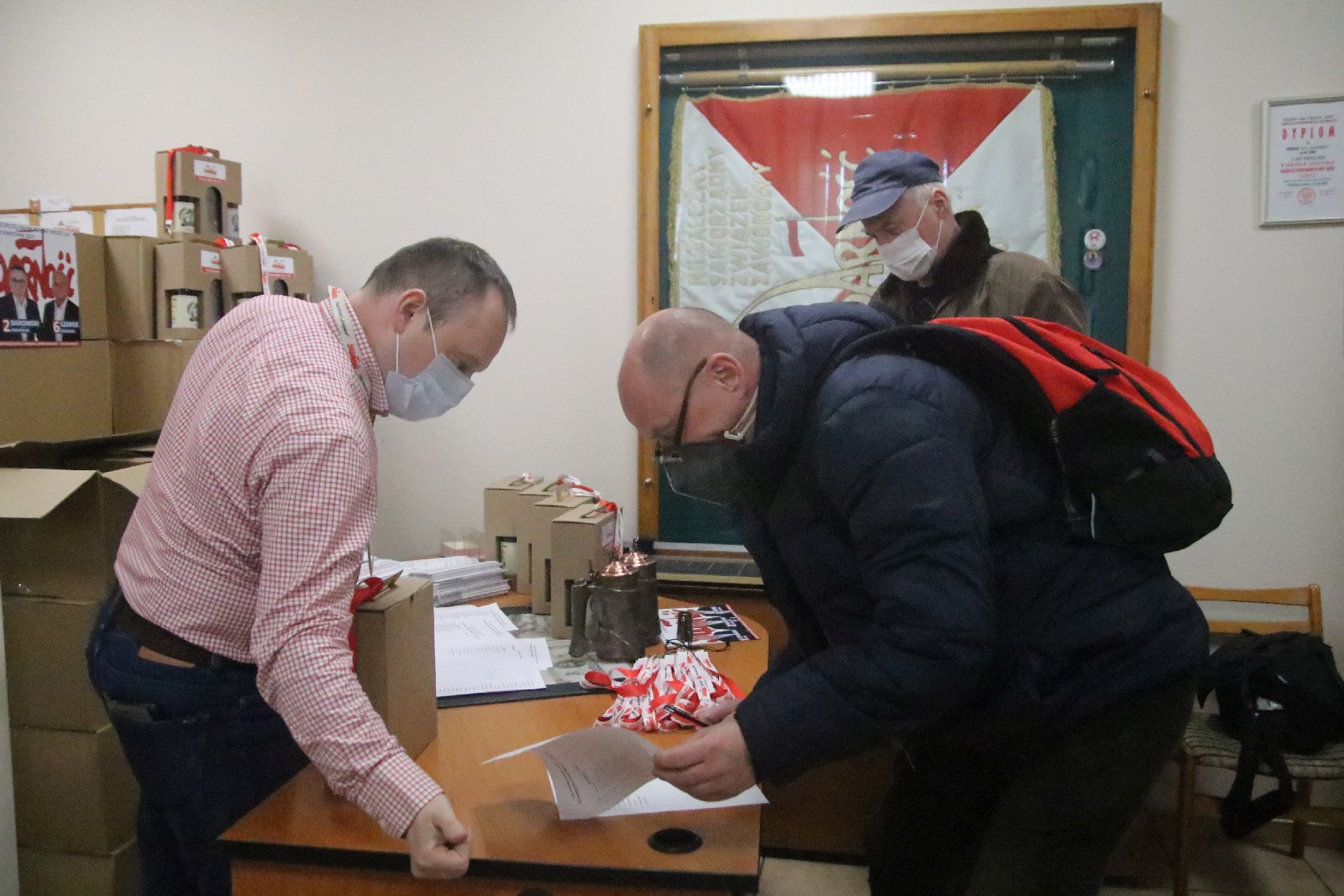 Okolicznościowe kufle i piwo dla hutników z Solidarności