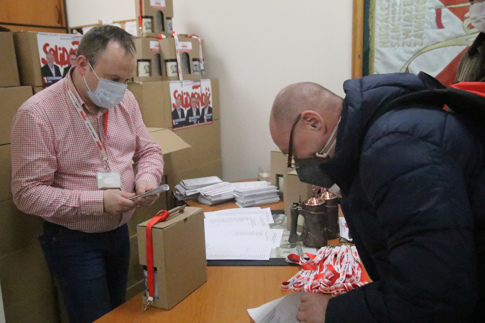 Okolicznościowe kufle i piwo dla hutników z Solidarności