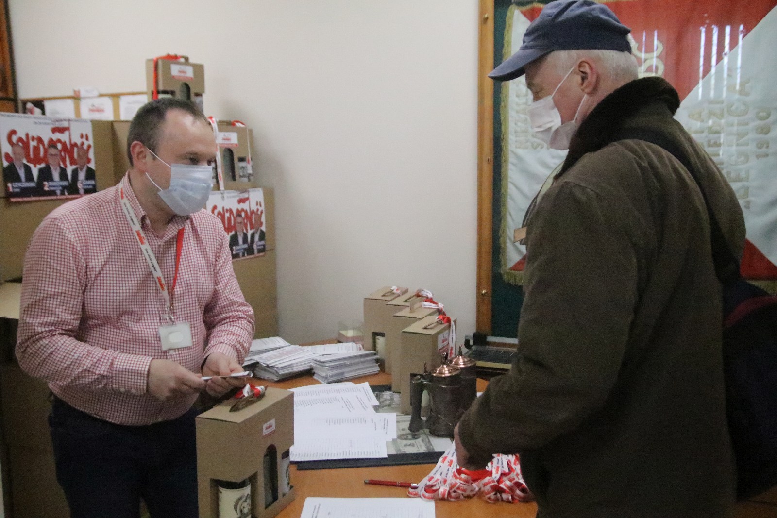Okolicznościowe kufle i piwo dla hutników z Solidarności