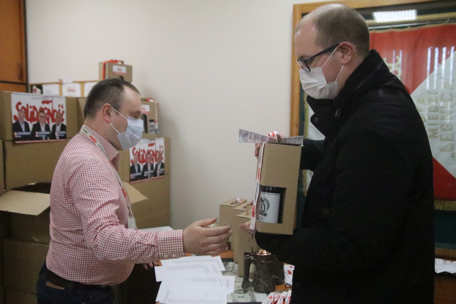 Okolicznościowe kufle i piwo dla hutników z Solidarności