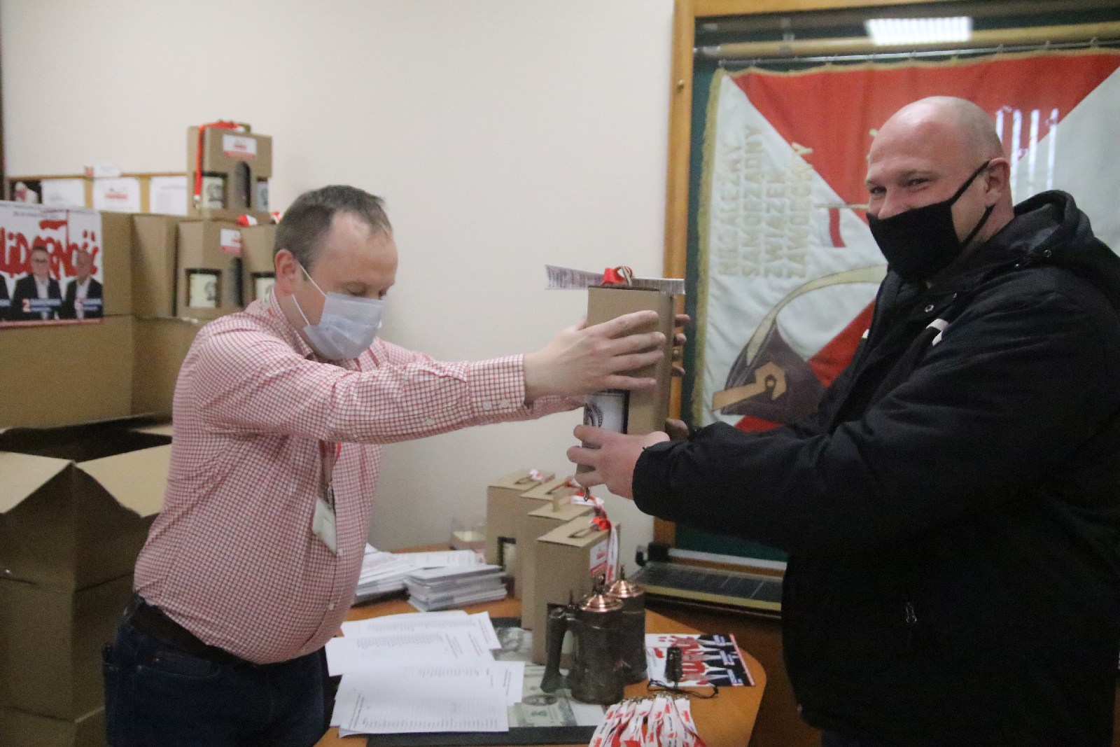 Okolicznościowe kufle i piwo dla hutników z Solidarności