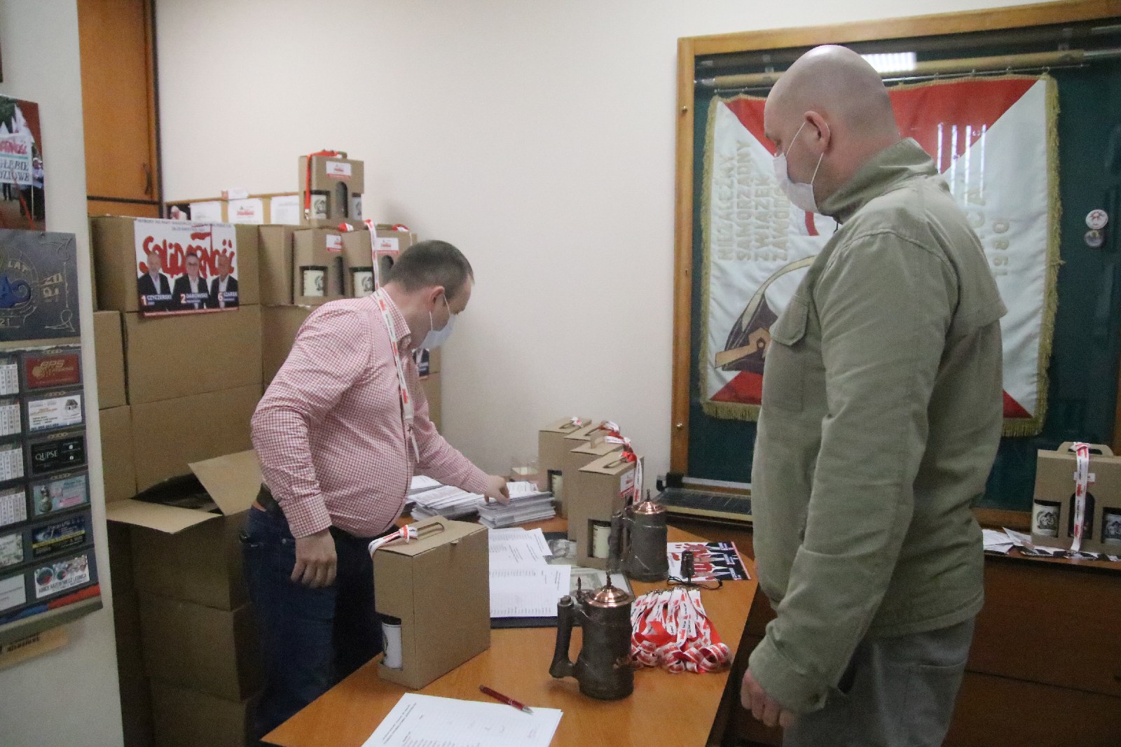 Okolicznościowe kufle i piwo dla hutników z Solidarności