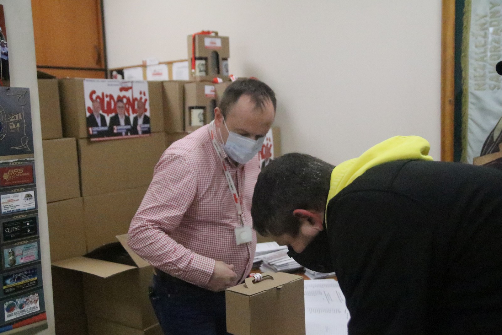 Okolicznościowe kufle i piwo dla hutników z Solidarności
