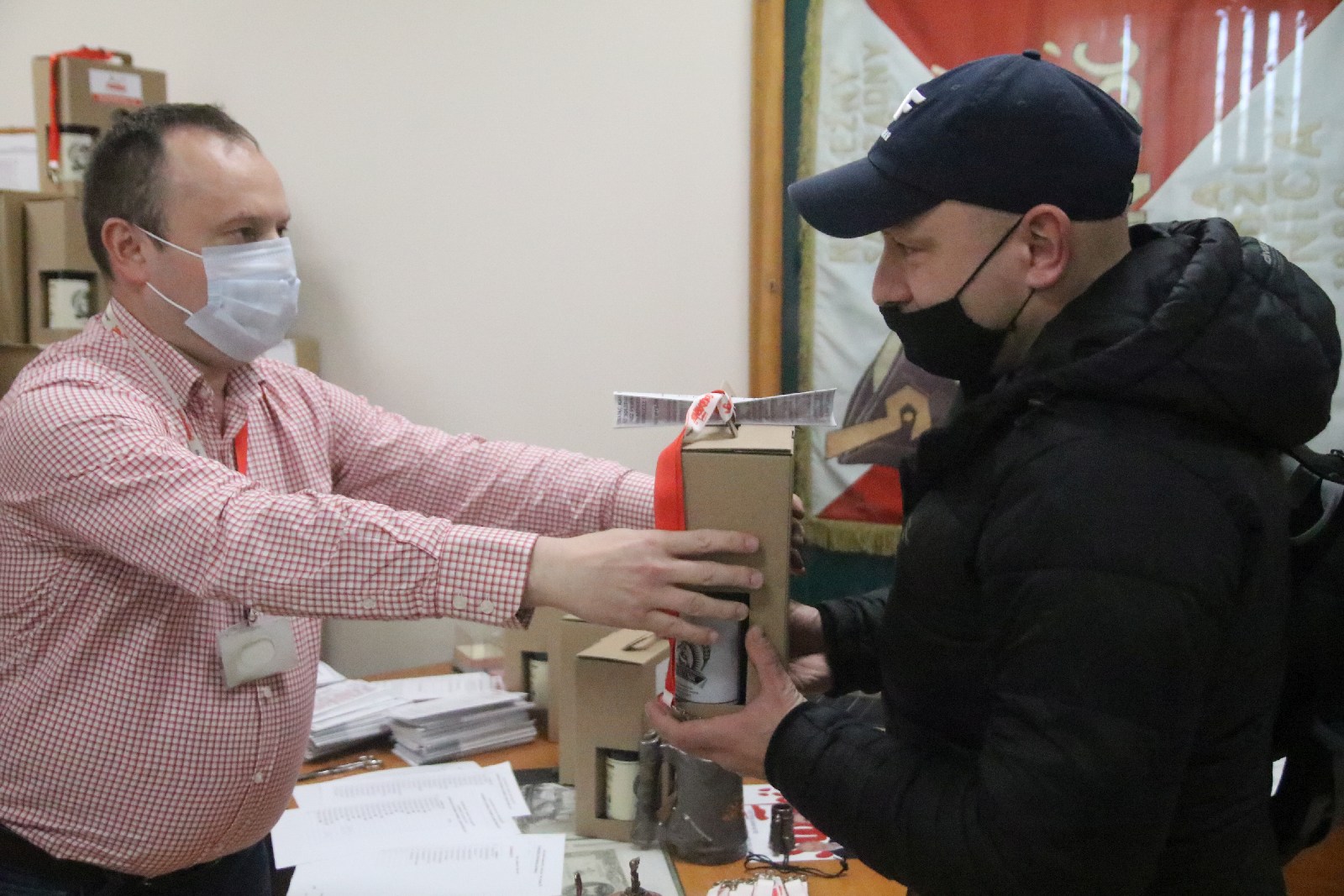 Okolicznościowe kufle i piwo dla hutników z Solidarności