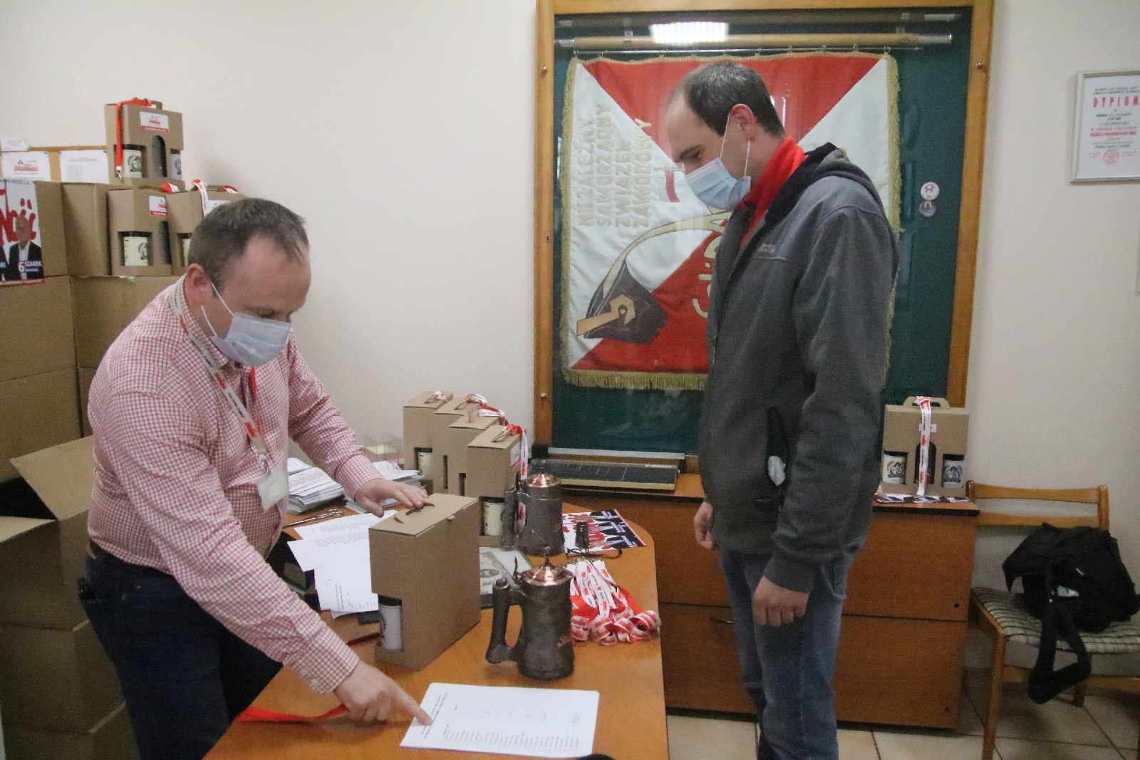Okolicznościowe kufle i piwo dla hutników z Solidarności