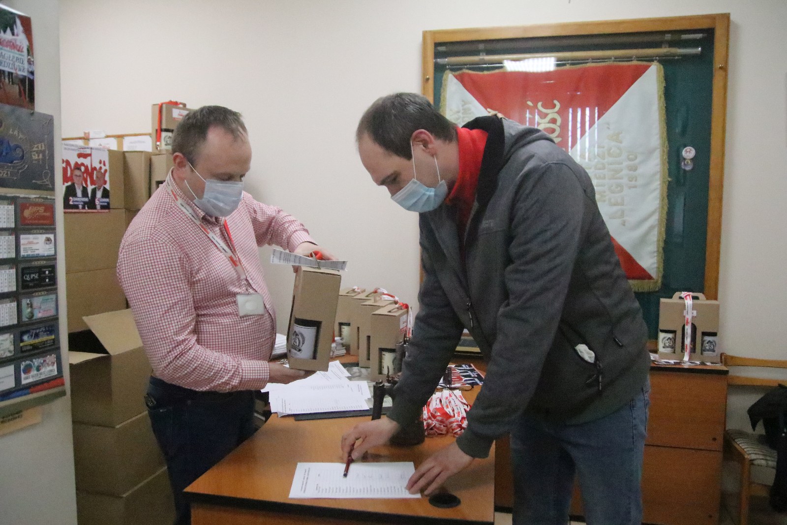Okolicznościowe kufle i piwo dla hutników z Solidarności