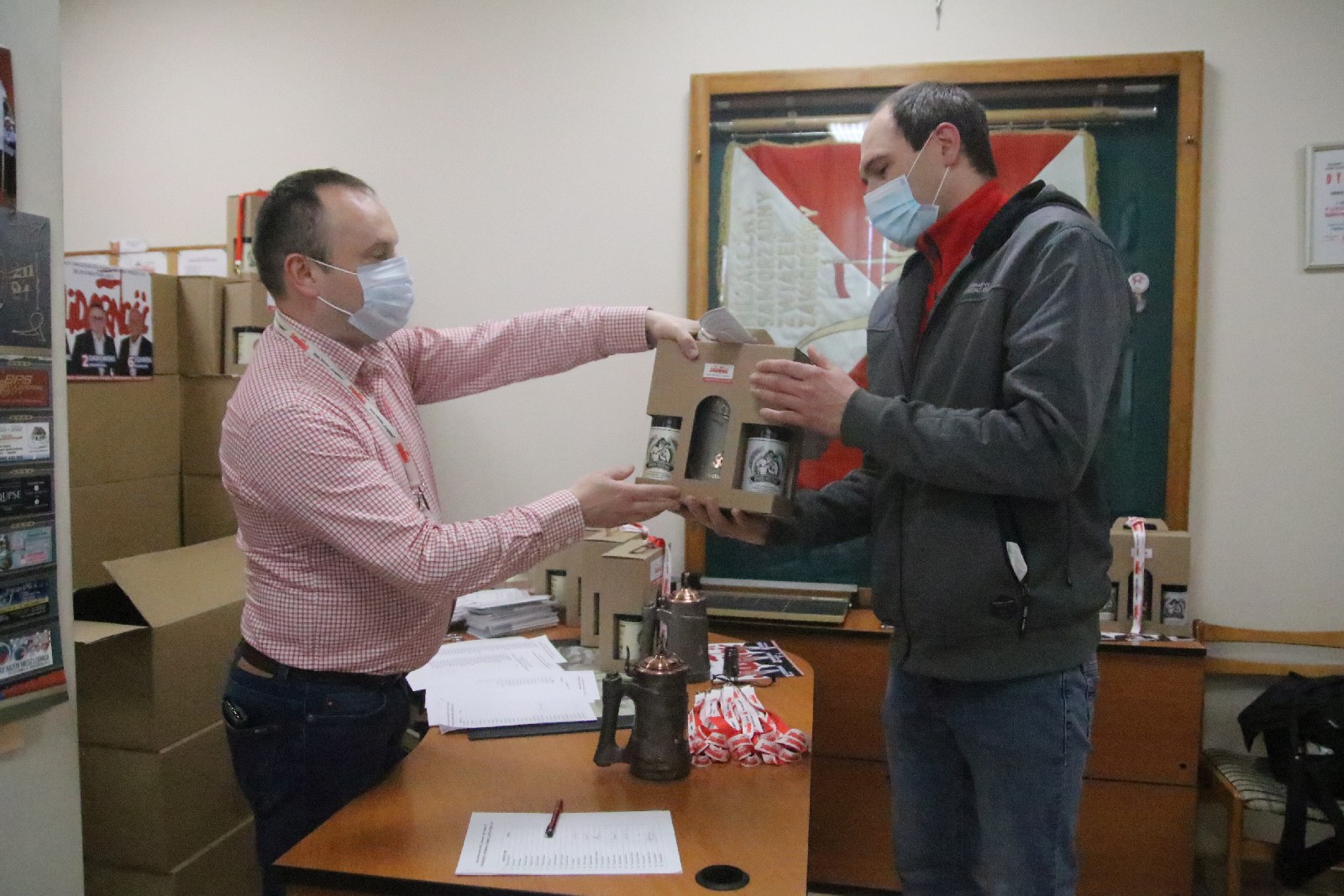 Okolicznościowe kufle i piwo dla hutników z Solidarności