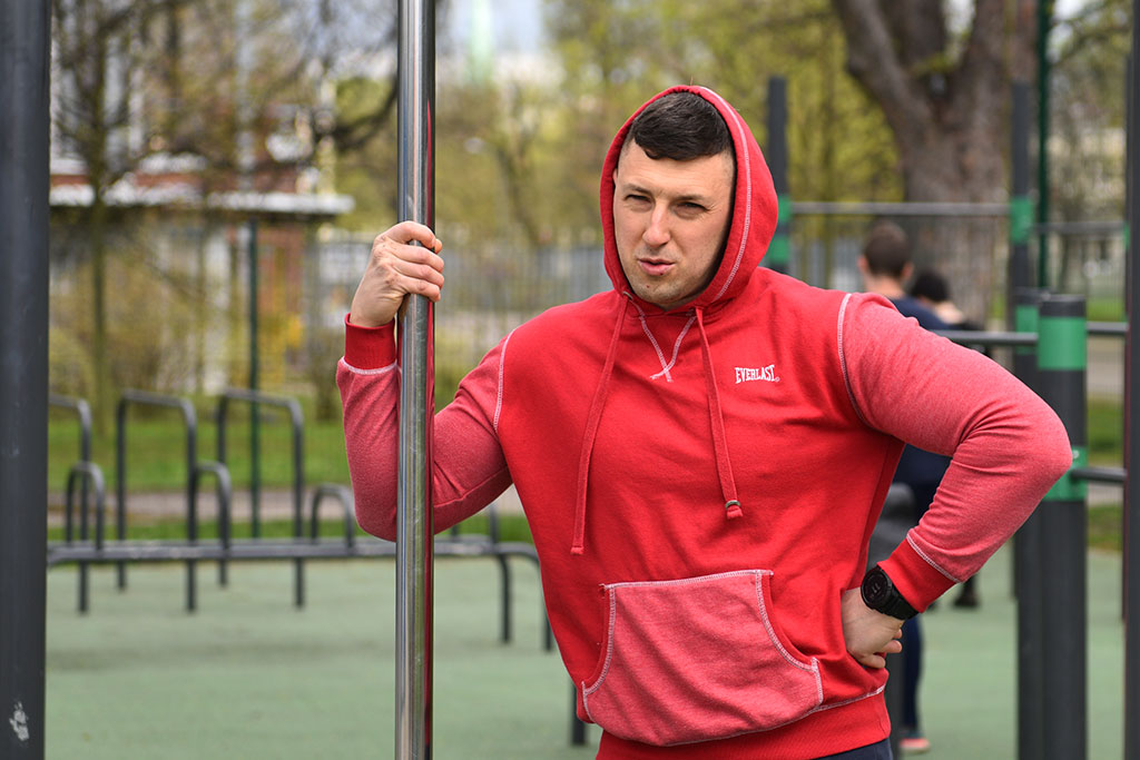 Wielkie rozciąganie w parku kalistenicznym