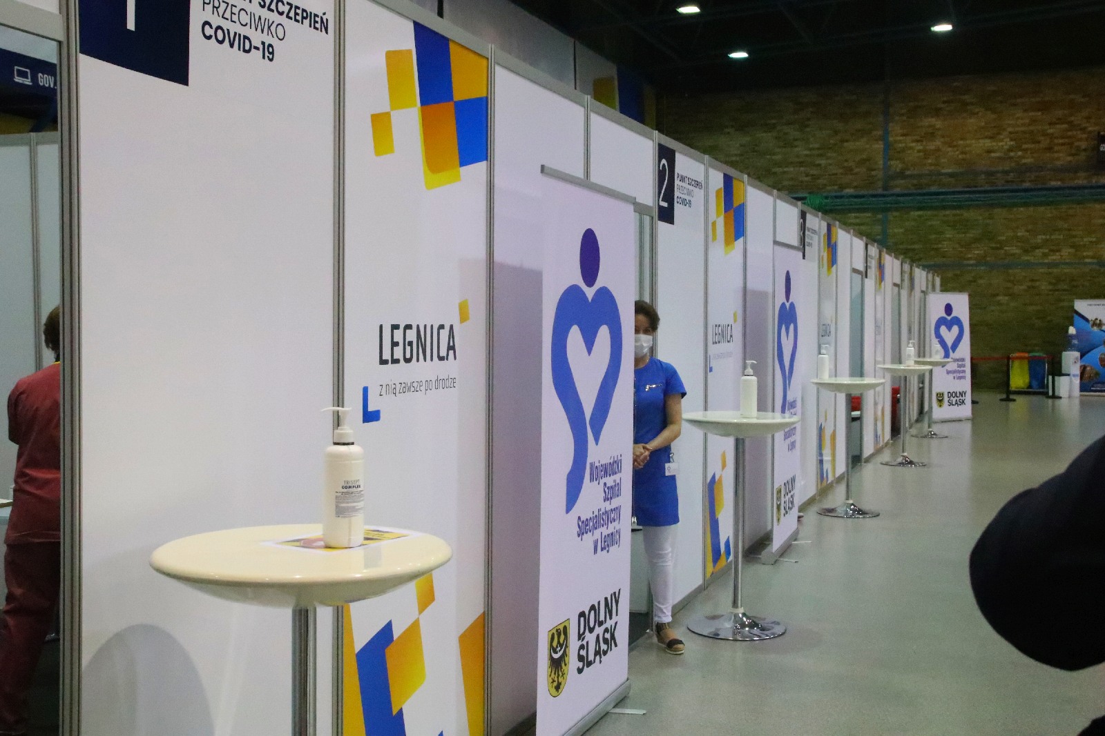Wojewoda odwiedził punkt szczepien i kosocl ewangelicki